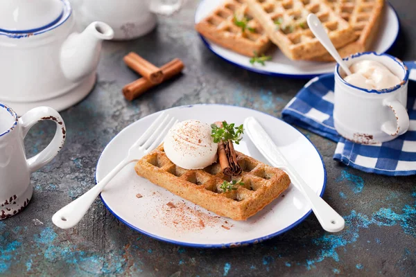 Zelfgemaakte Graanvrije Kaneelwafels Met Suikervrij Kokosijs Als Ontbijt Selectieve Focus — Stockfoto