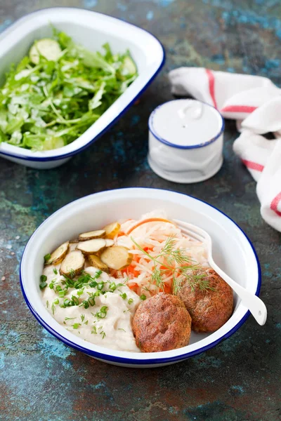 Schnitzel Mit Blumenkohl Und Selleriewurzelpüree Eingelegtem Sauerkraut Selektiver Fokus — Stockfoto