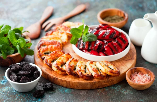 Queijo Haloumi Frito Com Hortelã Pimentão Vermelho Grelhado Azeitonas Secas — Fotografia de Stock