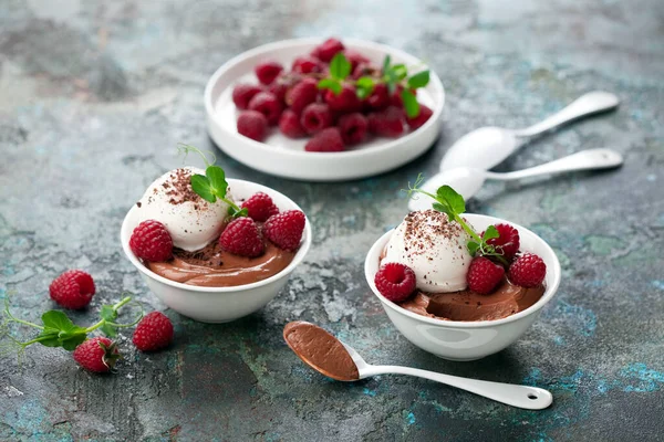 バニラアイスと新鮮なラズベリーのチョコレートムースデザートホワイトサービングボウル 選択的な焦点 ストック画像