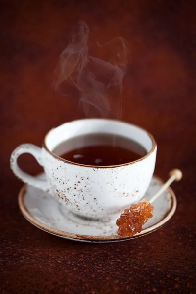 一杯の紅茶と砂糖スティックの — ストック写真