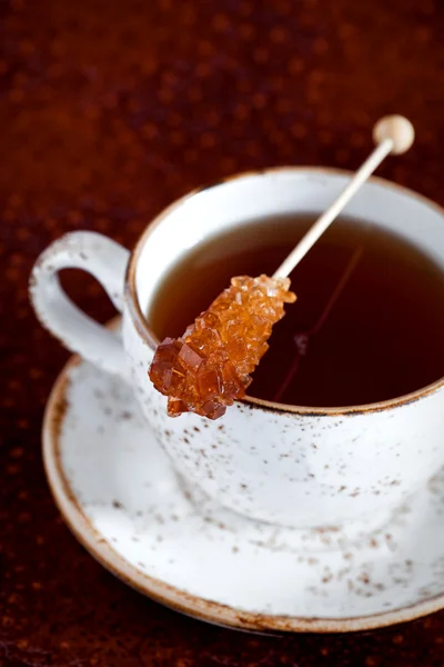 Tasse Tee und Zuckerstange — Stockfoto