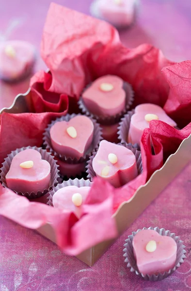 Рожеві білі шоколадні цукерки — стокове фото