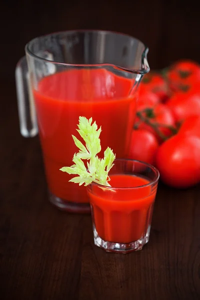 Tomaten-Sellerie-Saft im Glas — Stockfoto