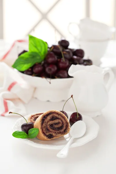 Rolă de tort cu gem de cireșe — Fotografie, imagine de stoc