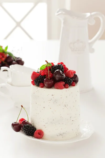 Kuchen mit frischen Beeren — Stockfoto