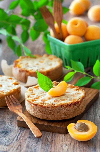 Mini cake with apricot — Stock Photo, Image