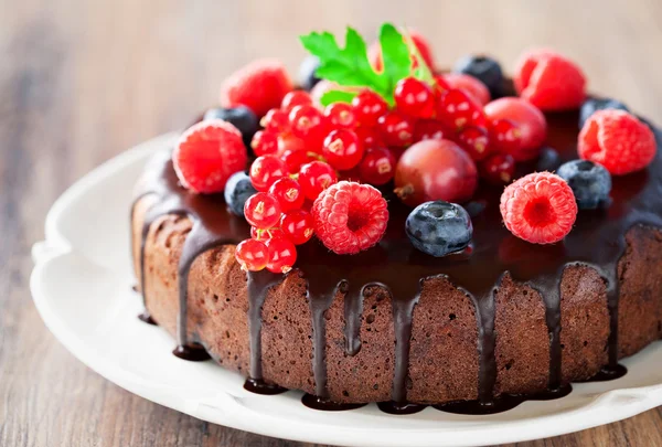 Bolo de chocolate com bagas frescas — Fotografia de Stock