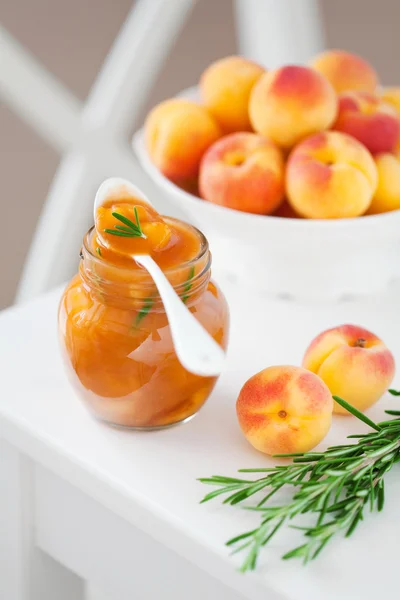 Hausgemachte Marillenmarmelade mit Rosmarin — Stockfoto