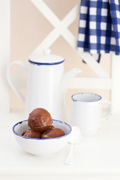Inghetata de ciocolata in castron — Fotografie, imagine de stoc