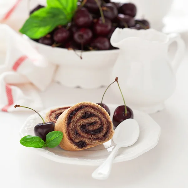 Rolă de tort cu gem de cireșe — Fotografie, imagine de stoc