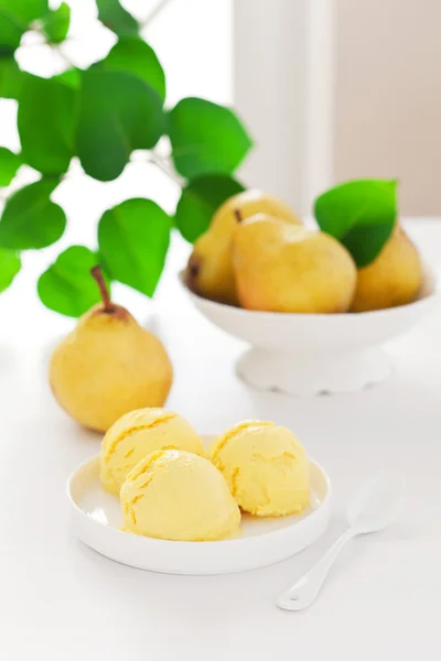 Homemade pear ice cream — Stock Photo, Image