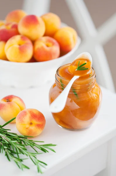 Домашний абрикосовый джем с розмарином — стоковое фото