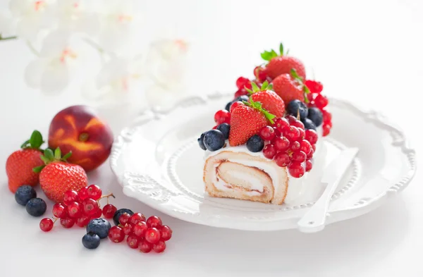 Kuchenrolle mit frischen Beeren — Stockfoto