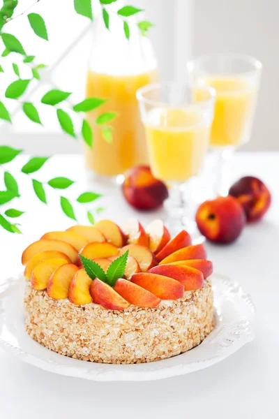 Cake with fresh nectarines — Stock Photo, Image