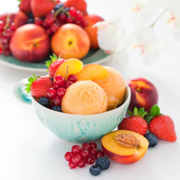 Peach sorbet and fresh berries — Stock Photo, Image