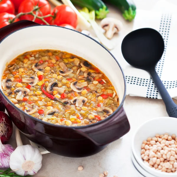 Suppe mit Kichererbsen, Pilzen und Gemüse — Stockfoto