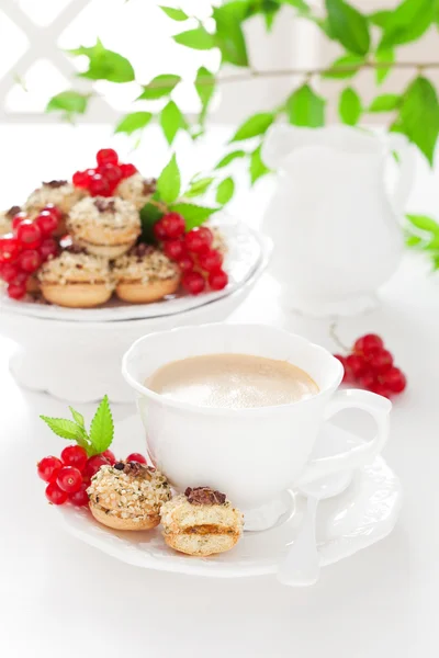 Печенье с джемом и орехами — стоковое фото