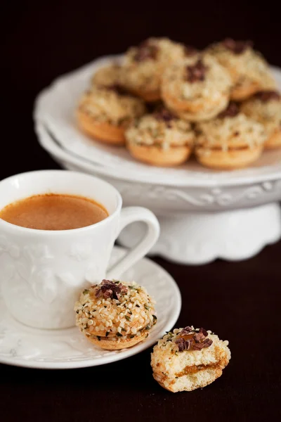 Cookies with jam and nuts — Stock Photo, Image