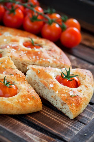 Focaccia med körsbärstomater — Stockfoto