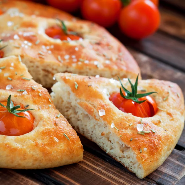 Focaccia kiraz domates ile — Stok fotoğraf