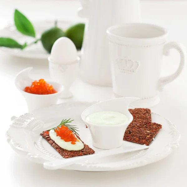 Flax seed crackers with fresh cream — Stock Photo, Image