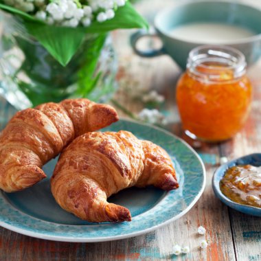 Kahvaltı Croissants ve reçel