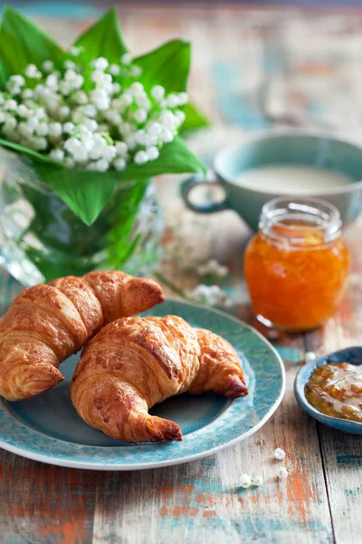 Kahvaltı Croissants ve reçel — Stok fotoğraf