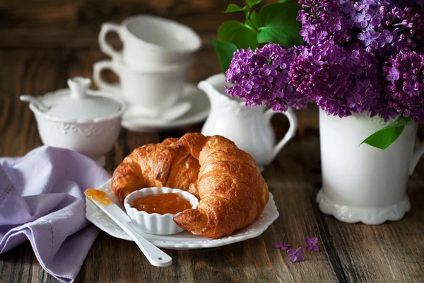 Pequeno-almoço Croissant e compota — Fotografia de Stock