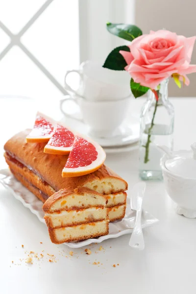 Loaf cake with cream cheese — Stock Photo, Image