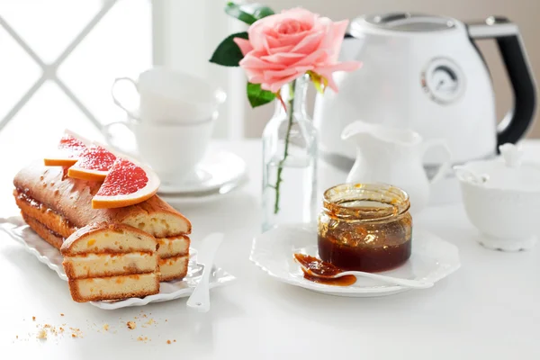 Loaf cake with cream cheese — Stock Photo, Image