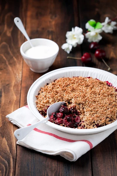 Berries, oat bran and flax seeds — Stock Photo, Image