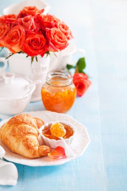 kruvasan ve reçel kahvaltı için