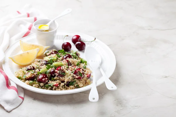 Quinoa salad with cherries, — Zdjęcie stockowe