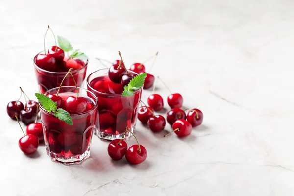 Cherry jelly dessert and  cherries — Stockfoto