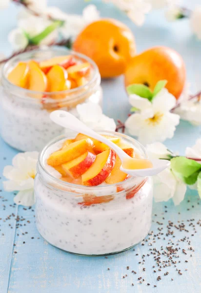 Chia seeds and yogurt puddings — 图库照片