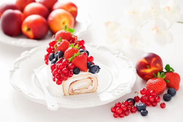 Cake roll with fresh berries — Stock Photo, Image