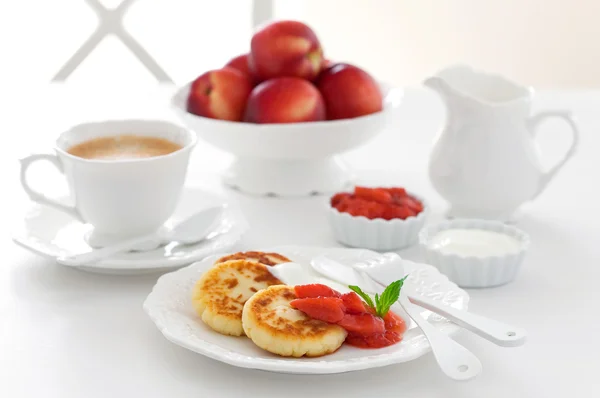 Pancake di fiocchi di latte con marmellata — Foto Stock