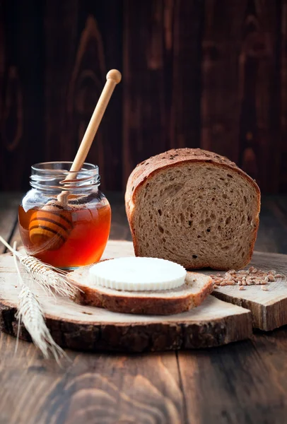 Whole grain bread and honey — Stock Photo, Image