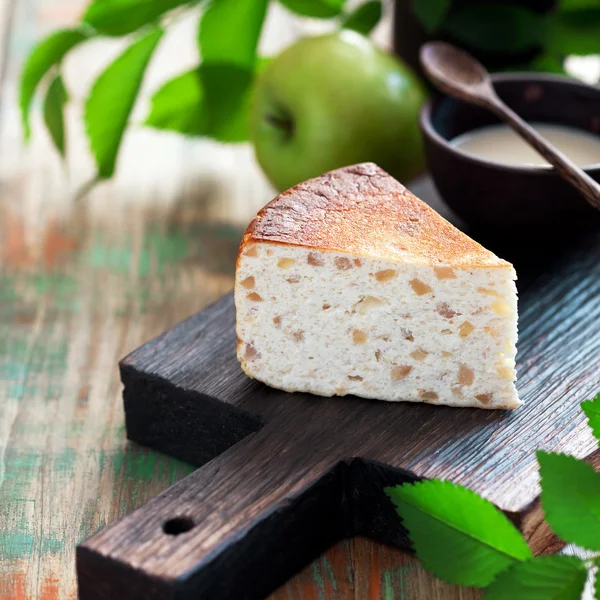 Süzme peynir ve elmalı turta — Stok fotoğraf