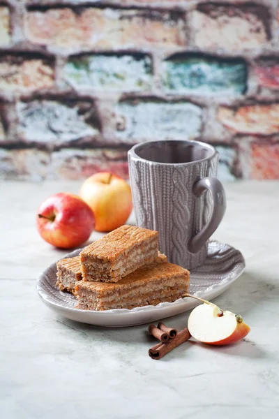 Torta alla cannella, mele e tazza di mele — Foto Stock