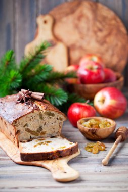 Elma, üzüm ve tarçınlı kek