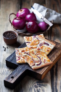 Mor soğanlı tart flambee