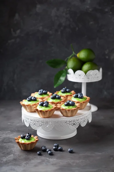 Tartelettes au citron vert caillé — Photo