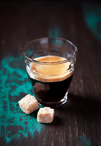 Espresso en bruine suiker — Stockfoto