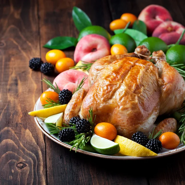 Frango assado com frutas frescas — Fotografia de Stock