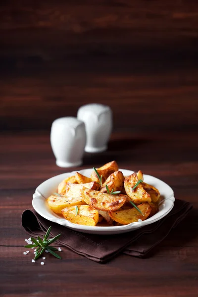 Roasted potato wedges with rosemary — Stock Photo, Image