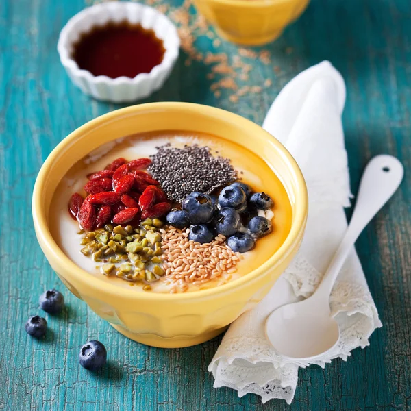 Ciotola yogurt con semi di chia — Foto Stock