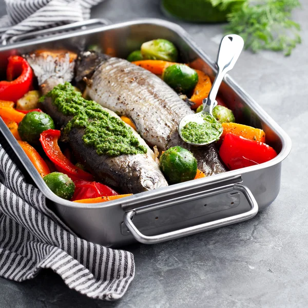 Forelle mit Gemüse gebacken — Stockfoto