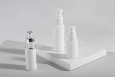 Beyaz kozmetik şişeler ve sert gölgeli kavanozlar. Ev ve güzellik salonu konsepti